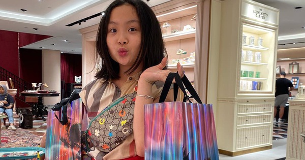 Con gái út của Phượng Chanel: 11 tuổi đã biết dùng đồ hiệu, sớm chứng tỏ gu thời trang sành điệu hơn hẳn bạn bè đồng trang lứa