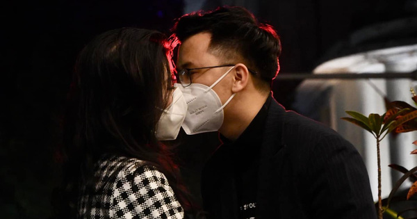 Ảnh: Nhiều cặp đôi trao nhau nụ hôn qua lớp khẩu trang, đánh dấu thời khắc chuyển giao năm mới 2022