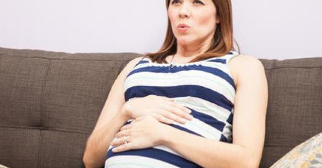 Khó thở khi mang thai tháng thứ 8 khi nằm có nguy hiểm không?