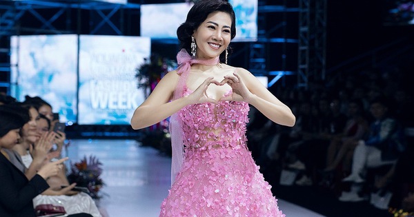 Bộ váy Mai Phương diện trong lần hiếm hoi diễn catwalk được bán đấu giá để hỗ trợ con gái cô