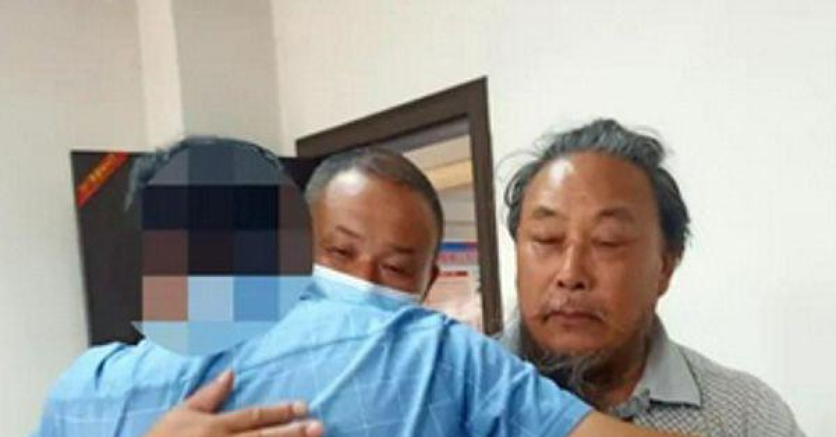 Đoàn tụ gia đình sau 30 năm bị bắt cóc, người đàn ông ôm bố khóc nức nở
