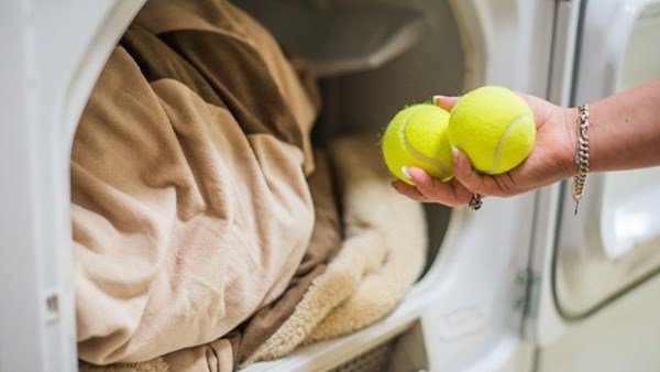 Lấy 2 quả bóng cho vào máy giặt, hiệu quả bất ngờ mẹ nào cũng nên học theo
