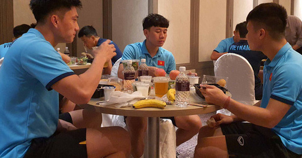 Tuyển Việt Nam thoát cảnh ăn tại phòng ngủ ở Singapore