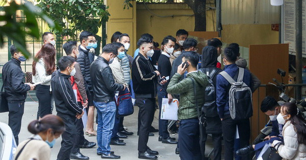 Cận cảnh người dân "ùn ùn" tới các điểm đăng ký xe ô tô ở Hà Nội