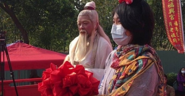 Bất chấp dịch viêm phổi, nam thanh nữ tú Đài Loan vẫn tụ tập đến chùa để thoát kiếp FA