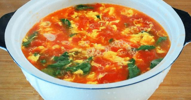 Nấu canh cà chua trứng đừng cho nước thường, đây mới là thứ nước khiến món canh ngon ngọt