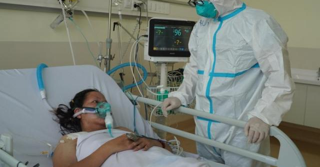 Mẹ bầu Sài Gòn nguy kịch vì Covid-19, bác sĩ "nín thở" mổ bắt thai để cứu mạng