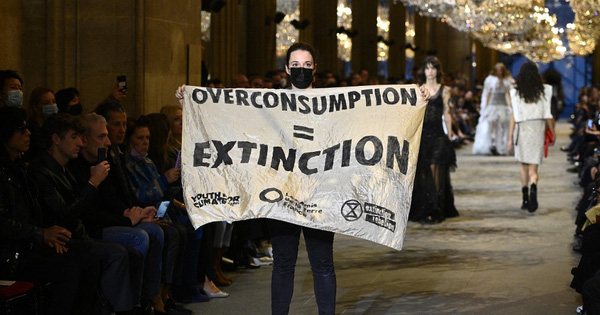 BIẾN CĂNG: Biểu tình giữa show Louis Vuitton làm khách mời nhốn nháo, bảo vệ phải lao lên sàn diễn dẹp loạn