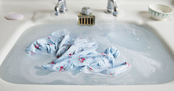 Nữ giới khi giặt đồ lót cần chú ý 4 điều nếu không muốn vi khuẩn tích tụ gây hại vùng kín