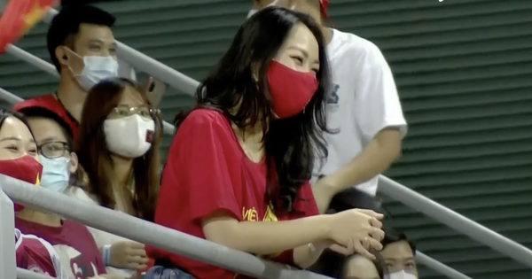 Camera man nước bạn năng suất quá, tia được cả gái xinh Việt đi cổ vũ bóng đá đây này