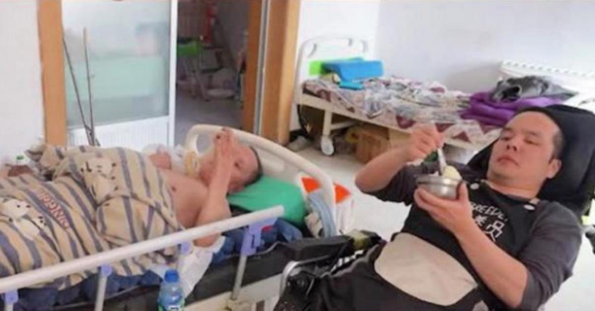 Xúc động con trai bại liệt chăm cha 62 tuổi nằm bất động trên giường