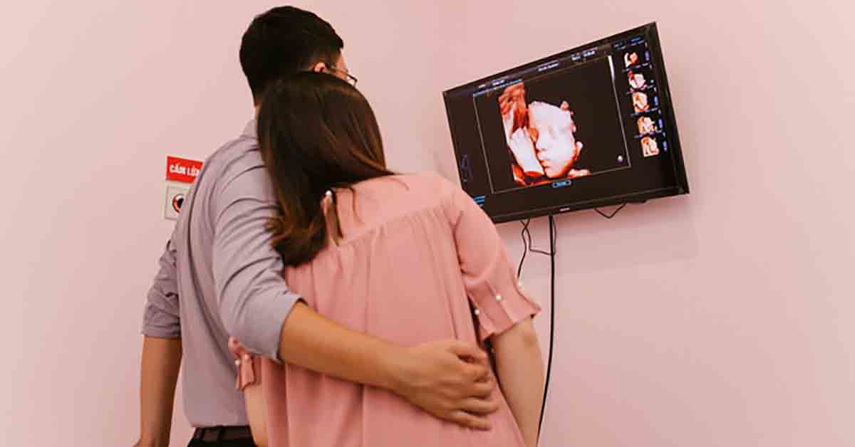 Cùng vợ đi siêu âm thai, chồng đơ người khi nhìn theo tay bác sĩ di chuyển