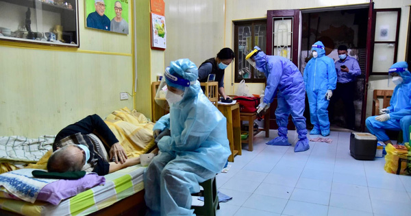 Hà Nội: Tổ y tế phường đến tận nhà tiêm vaccine phòng Covid-19 cho người cao tuổi và nguy cơ cao