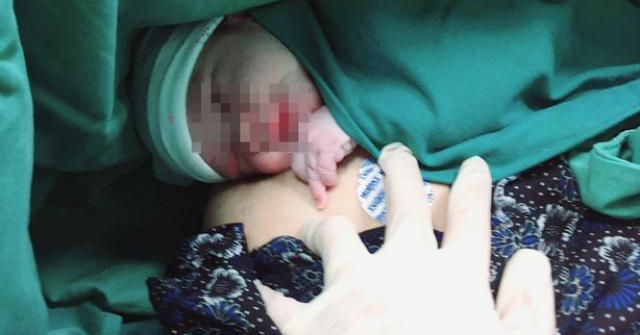 Mẹ bầu 41 tuổi nhập viện, bác sĩ "nín thở" mổ lấy thai sợ gãy tay, chân em bé