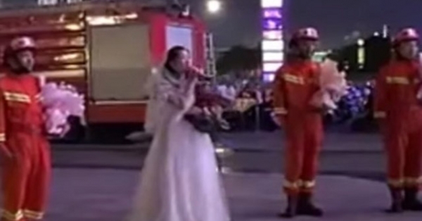 Màn cầu hôn bất ngờ của nữ y tá khiến chàng lính cứu hỏa "đứng hình"