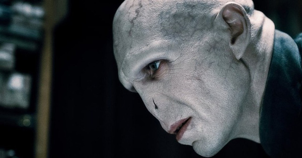 Thì ra đây là cách ekip Harry Potter làm mũi Voldemort "biến mất": 1 thủ thuật nhỏ mà nhìn "thật trân", hậu trường lại quá mất hình tượng!