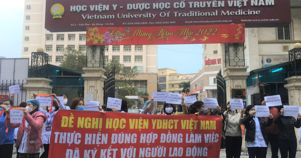 Hà Nội: Hơn 40 y bác sĩ xuống đường cầm băng rôn "cầu cứu" vì bị nợ lương suốt 8 tháng