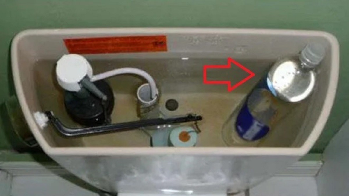 Nhà vệ sinh và bồn cầu quá hôi! Dạy bạn mẹo đặt chai nước vào bể giúp thơm tức khắc