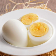 Luộc trứng không cho ngay vào nồi, thêm bước ngâm này trứng mềm ngon, vỏ chạm vào là bong ra