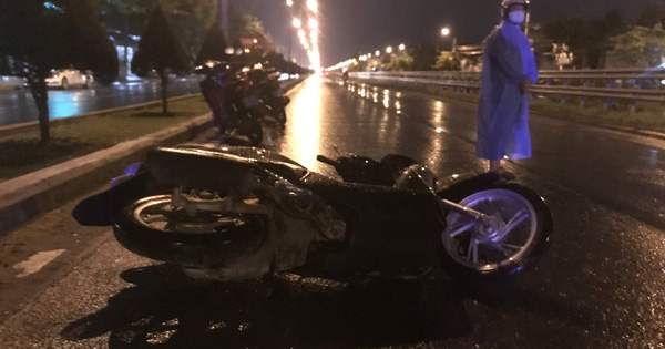 Thanh niên 21 tuổi tử vong cạnh xe máy giữa đường trong đêm mưa