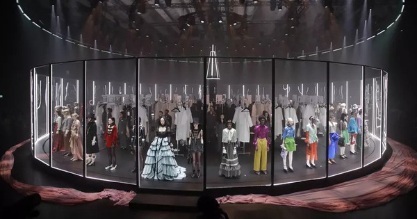 Gucci bá đạo đến thế là cùng: “Trưng bày” người mẫu trong lồng kính quay tròn khổng lồ, thay đồ ngay trên sân khấu