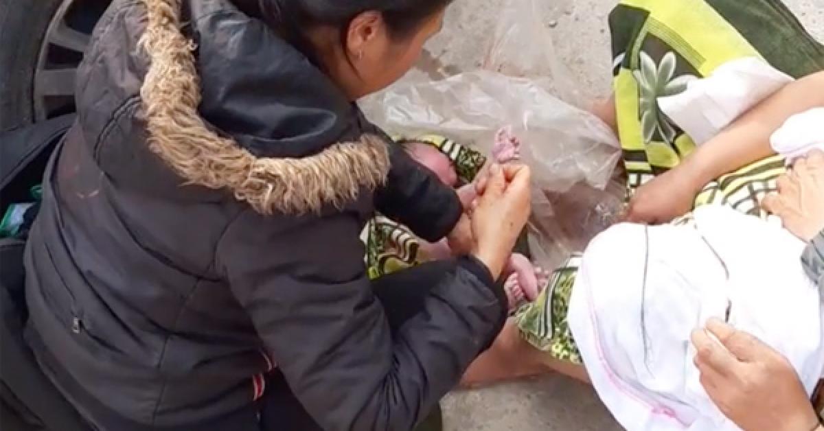 Mẹ bầu người Mông chuyển dạ trên taxi, sinh con gái 3,6kg bên vệ đường