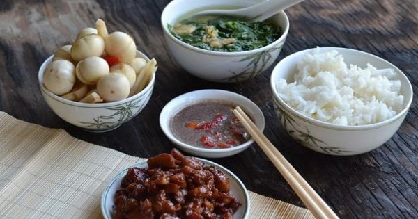 3 kiểu ăn cơm cực tai hại mà người Việt cần phải từ bỏ ngay trước khi làm "mòn bao tử" và rước thêm cả tá bệnh cho mình