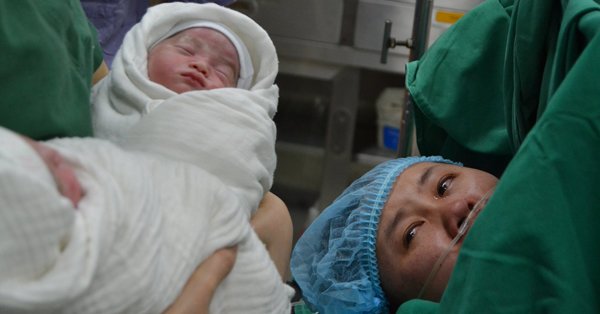 Mẹ bầu Phú Thọ đi khám vì tăng cân nhanh, bác sĩ mổ gấp để cứu cặp song thai