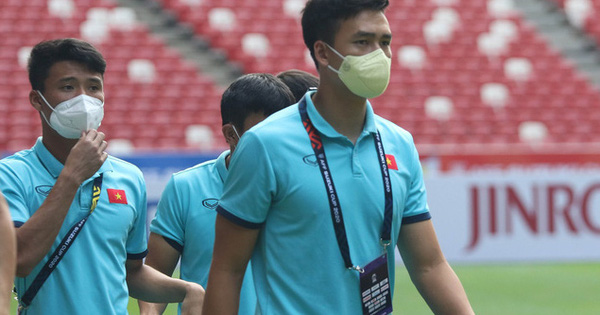 Tuyển Việt Nam đi tham quan SVĐ tổ chức trận bán kết AFF Cup 2020 với Thái Lan giữa trời nắng