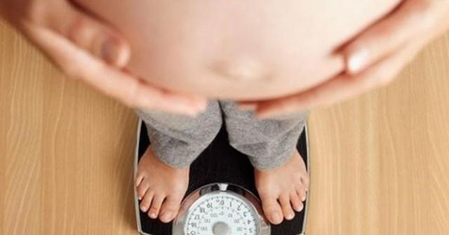 “Ăn gấp đôi” khi mang thai có thể dẫn đến nhiều nguy hại
