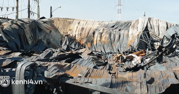 Ảnh: Hiện trường xưởng gỗ 1.000m2 bị đổ sập trong biển lửa, nhiều nhà dân bị cháy hư tường