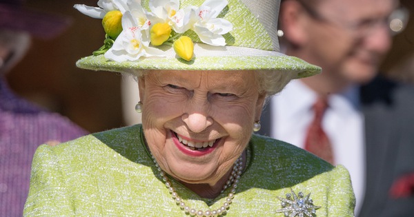 Bật mí bí quyết dưỡng nhan của Nữ hoàng Anh: Không bao giờ để người khác động chạm vào da, chỉ ưng duy nhất tuýp kem dưỡng ẩm 600k