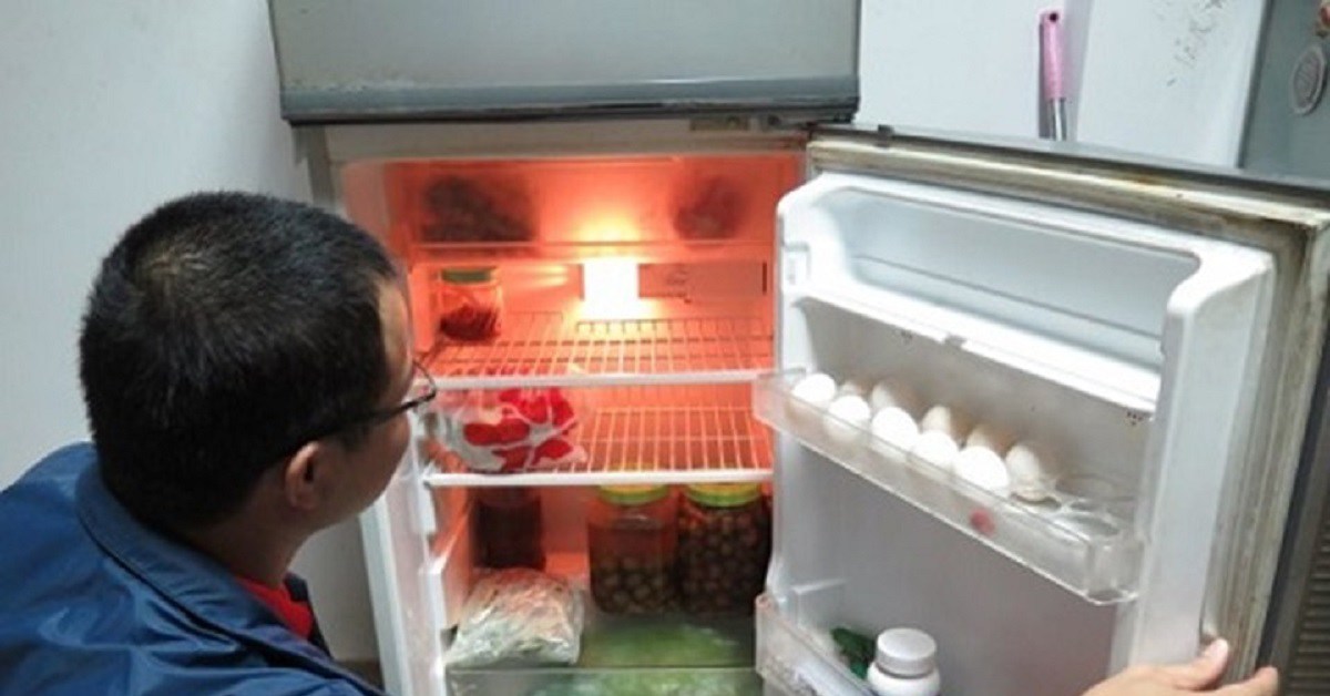 Tại sao tủ lạnh dùng lâu thường chảy nước ra ngoài? Nguyên nhân và cách khắc phục đơn giản