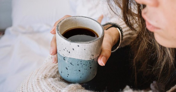 Uống cà phê mỗi ngày, người phụ nữ 30 tuổi bị loãng xương: có 4 nhóm người nên nói KHÔNG với loại đồ uống này