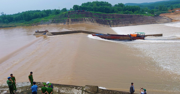 Đoàn cán bộ mắc kẹt giữa sông Thạch Hãn được giải cứu, tiếp tục tìm kiếm giám đốc doanh nghiệp mất tích