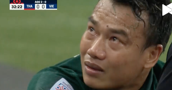 Khoảnh khắc: Thủ môn Thái Lan khóc hết nước mắt khi buộc phải rời sân bằng cáng