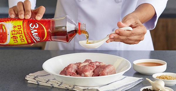 Chef Tuyết Phạm hướng dẫn làm món sườn kho mắm đậm đà đưa cơm